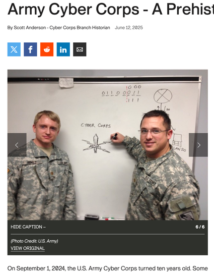 Ein Ausschnitt der oben genannten Website mit einem Foto zweier Soldaten in Tarnuniform vor einer weißen Tafel mit dem Schriftzug "Cyber Corps" und einem darunter gezeichneten Logo.