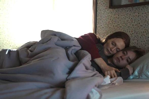 Julianne Moore and Sydney Sweeney in Echo Valley Photo by Courtesy of Apple TV+ - © Apple TV+