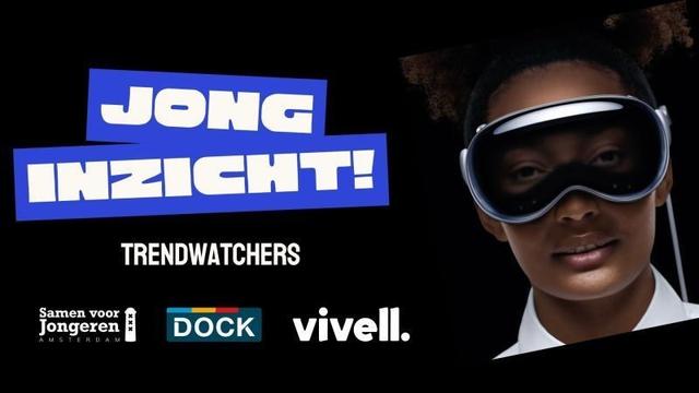 Social media banner van een kind met een XR-device. 
In wit op blauw staat de naam van het report: Jong Inzicht! en de ondertitel daaronder is 'Trendwatchers'.

Helemaal onderaan de logos van de deelnemende organisatie: Samen voor Jongeren Amsterdam, Dock en Vivell.