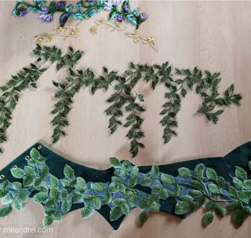 Une étape plus tôt : les éléments sont posés bien alignés, certains ont encore besoin d'être découpés plus finement.