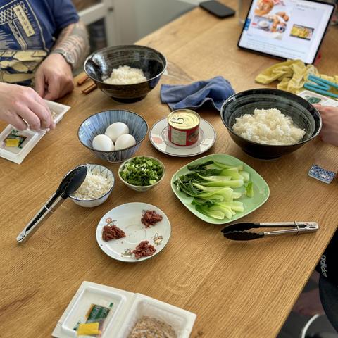 An overview of the dining table with all the items that we were going to eat.