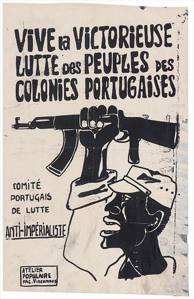 Affiche du Comité portugais de lutte anti-impérialiste, avec le dessin d'un homme noir tenant une mitrailleuse au-dessus de sa tête et la légende « Vive la victorieuse lutte des peuples des colonies portugaises ».