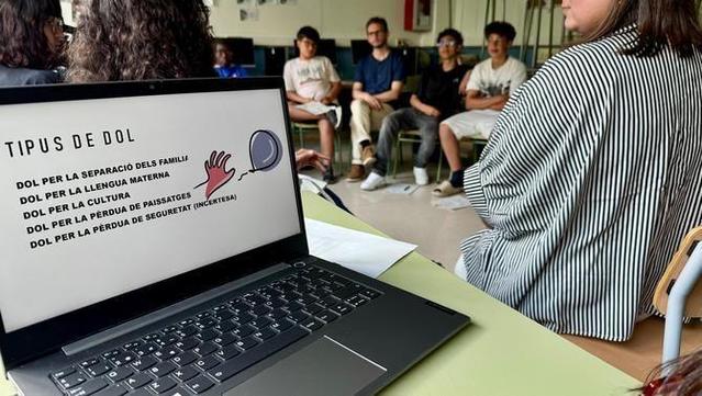 Els alumnes parlen del que han deixat enrere i el que s'han trobat aquí (3Cat/Joaquim Albalate)