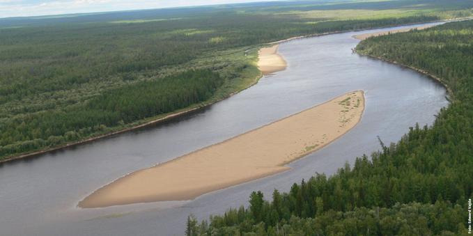 Am Fluss Jelogui, einem Zufluss des Jenisseij in Sibirien. In der Region leben noch einige wenige Sprecher einer Jenissejsprache, des Ketischen. Die Sprache der europäischen Hunnen gehörte zur gleichen Sprachfamilie. | On the River Yelogui, a tributary of the Yenisei in Siberia. A few speakers of a Yenisei language, Ket, still live in the region. The language of the European Huns belonged to the same language family.