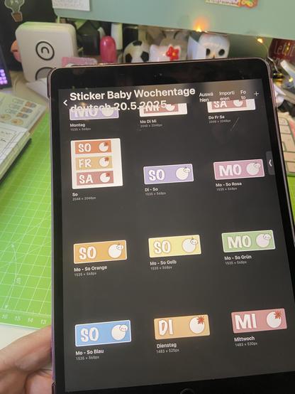 iPad. Die Procreate Galerie ist offen, und zwar die Sammlung in der ich meine Baby-Wochentags-Sticker aufbewahre und bearbeite.