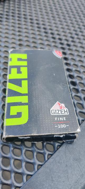 Eine bereits etwas abgegriffene Packung Blättchen zum Drehen von Zigaretten.