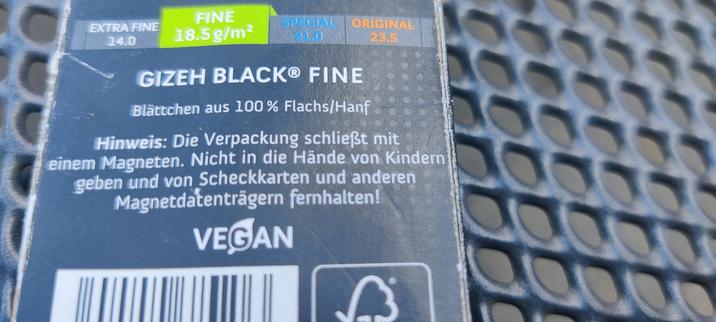 Die Rückseite der Packung mit dem Warnhinweis "Die Verpackung schließt mit einem Magneten. Nicht in die Hände von Kindern geben ..."
