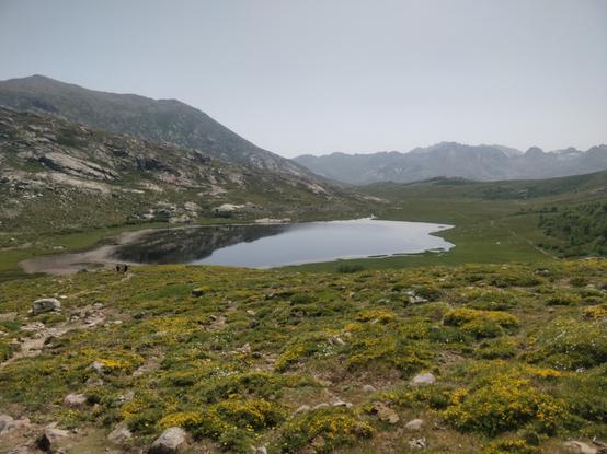 Photo d'un lac entourée de montagnes