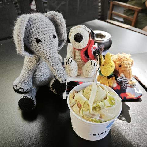 Danach gab es ein großes Eis (und Kaffee für Frauchen, nicht im Bild).