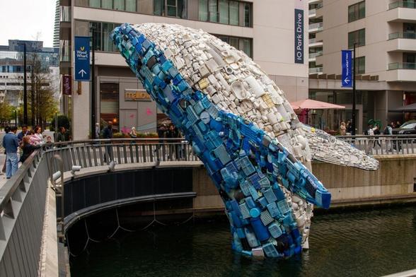 une-baleine-en-plastique-de-11-metres-surgit-a-canary-wharf-londres.