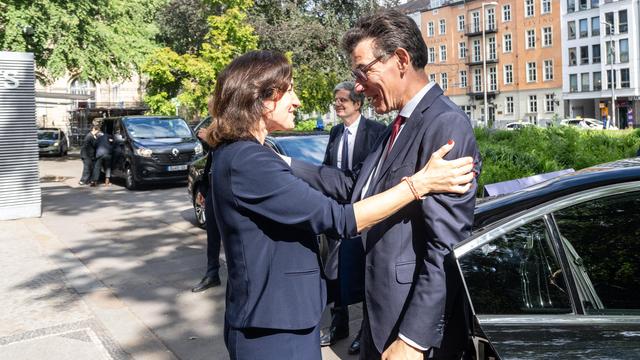 Dorothee Bär begrüßt auf dem Gehweg vor dem Naturkundemuseum den französischen Forschungsminister Philippe Baptiste.