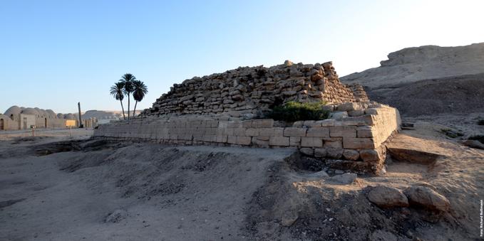 Remains of the pyramid of Zawyet Sultan, about 350 kilometres upstream along the Nile from Cairo. The pyramid is a symbol of royal rule in the hinterland of the early ancient Egyptian state around 2600 B.C. It stands in contrast to the simple tombs of the local population that Professor Bußmann and his team are investigating as part of SUBALTERNEGY.