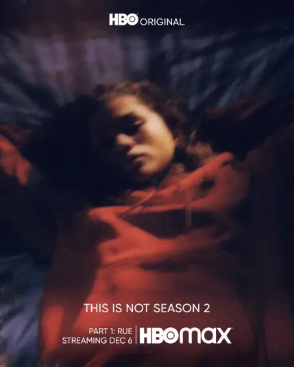 Poster promotionnel du premier épisode spécial de la série Euphoria. On y voit Rue Bennett, interprétée par Zendaya, allongée sur son lit, les mains croisées derrière la tête. Le slogan des épisodes spéciaux est écrit : "This is not season 2", soit "Ce n'est pas la saison 2" en français.