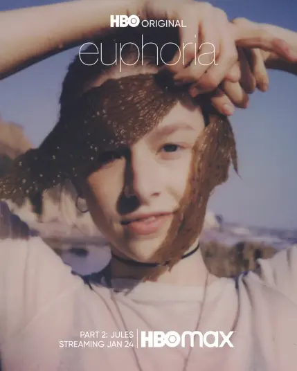 Poster promotionnel du deuxième épisode spécial de la série Euphoria. On y voit Jules Vaughn, interprétée par Hunter Schafer, posant pour la photo. Elle semble être sur une plage et tient ses deux mains sur sa tête, l'une tenant une algue devant son visage qui donne l'impression qu'elle a des mèches en plus. Le slogan des épisodes spéciaux est écrit : "This is not season 2", soit "Ce n'est pas la saison 2" en français.