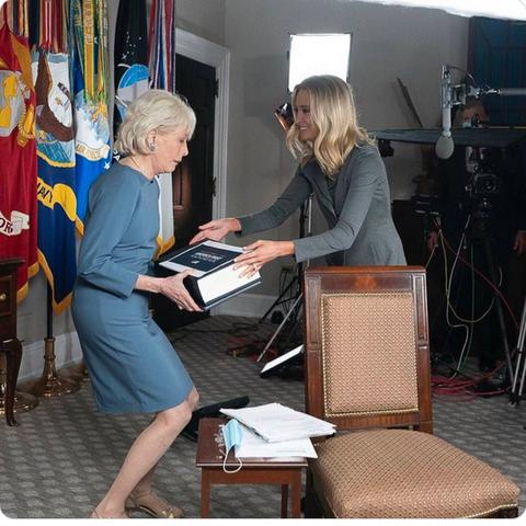 source: https://x.com/lisa_liberal/status/1618724099920105472
Here you can see his then-press secretary, McEnany, handing journalist Leslie Stahl an impressive book in October 2020 that was supposed to contain a healthcare plan. In reality, it contained only a few executive orders and not the promised plan. That was supposed to be ready "in two weeks." We all know that the Trump administration never had a healthcare plan.