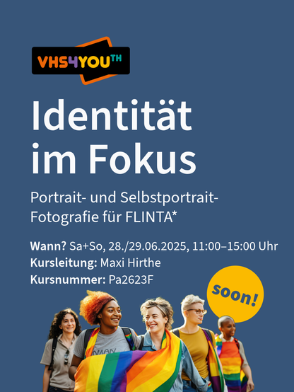 Werbung für einen Workshop mit dem Thema 'Identität im Fokus: Portrait- und Selbstportrait-Fotografie für FLINTA*'. Details des Termins: Sa+So, 28./29.06.2025 von 11:00–15:00 Uhr, Kursleitung von Maxi Hirthe, Kursnummer Pa2623F. VHS4YOU Logo und Personen mit Regenbogenflagge im Vordergrund. Schriftzug 'soon!' auf gelbem Kreis.