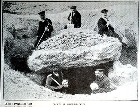 Dolmen sous tumulus à #BarbonneFayel (#Marne) Construction Néolithique récent, Chalcolithique. Dolmen sous tumulus : classement par arrêté du 17 mai 1921.
Suite 👉 https://monumentum.fr/monument-historique/pa00078581/barbonne-fayel-dolmen-sous-tumulus
#Patrimoine #MonumentHistorique
Photo CC-BY-SA 4.0 : Auteur inconnu