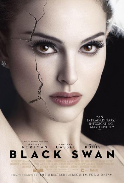 Cartel de la película:
Foto de mujer blanca maquillada y con tocado de plumas blancas. Su cara parece romperse como una cáscara de huevo. 
En la parte inferior tiene el título de la película, 
dice que fue nominada a un premio Oscar, el reparto (Natalie Portman, Vicent Cassel y Mila Kunis), una crítica positiva ("Una obra de arte extraordinaria e embriagante") y el resto del reparto en letras pequeñas.