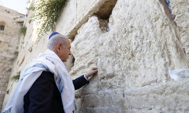 Benjamin Netanyahu coloca una nota en el Muro de las Lamentaciones, el 12 de junio de 2025. "Un pueblo que se levanta como una leona, y como un león se alza", dice su mensaje bíblico. (GPO ISRAEL via REUTERS)