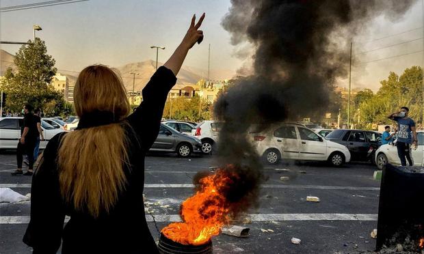 Protestas por la muerte de Mahsa Amini en Teherán, en octubre de 2022. (via AP)