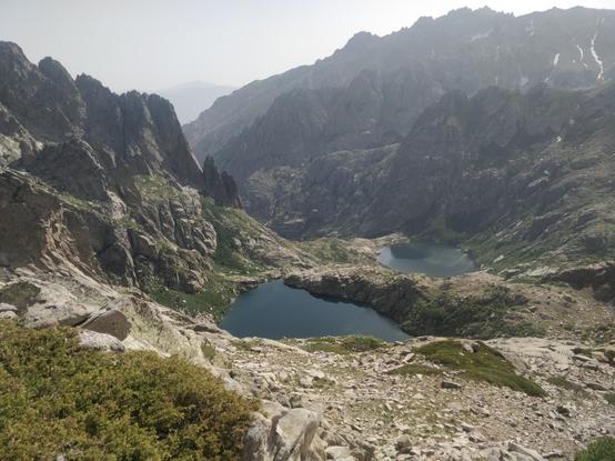 Photo de deux lacs entourés de montagnes