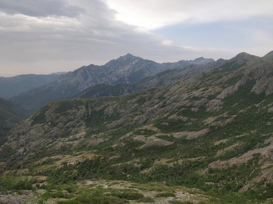 Photo de montagnes avec un ciel nuageux
