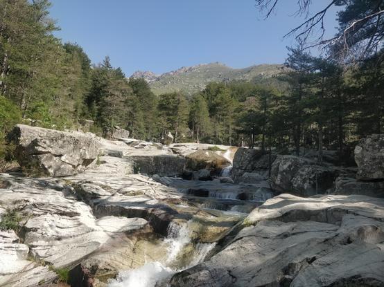 Photo d'une rivière avec pleins de marmites