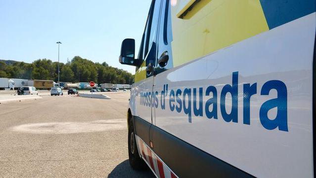 Una furgoneta dels Mossos d'Esquadra durant un operatiu de vigilància a l'AP-7 (ACN/Albert Segura)