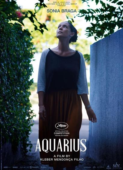 Cartel de la película 
Mujer con vestido, caminando entre un muro y una cerca viva. 
Actriz principal: Sonia Braga
Director: Kleber Mendoça Filho