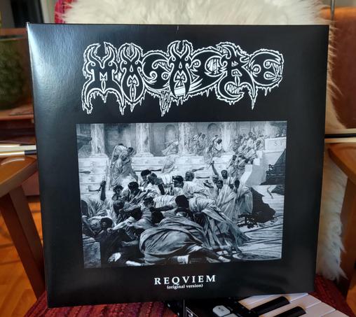 LP cover. Black, with big Masacre logo on top. Underneath, a black and white artwork of the assassination of Julius Caesar.
At the bottom: "Requiem (original version)