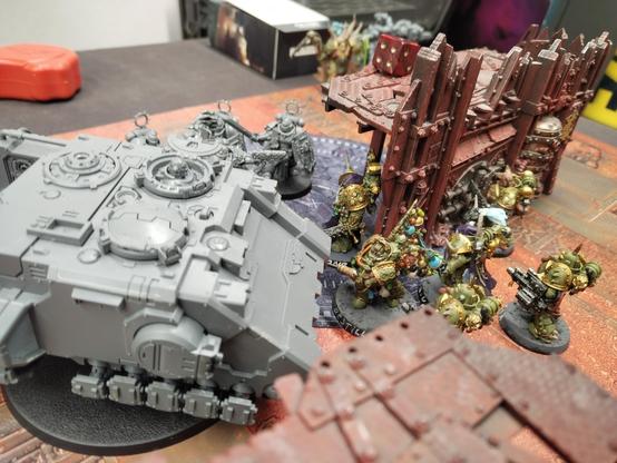 L'escouade de Marine de la Peste vient d'achever le groupe de Space Marine Infernus. Mais Adrax et ses Vétérans Bladeguards sortent de l'Impulsor pour les prendre à revers.