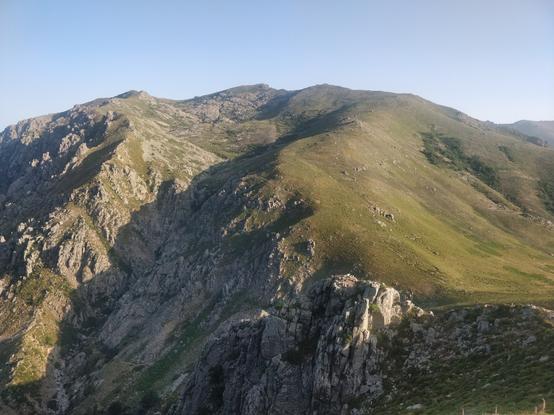 Photo d'une montagne avec le lever de soleil qui l'éclaire
