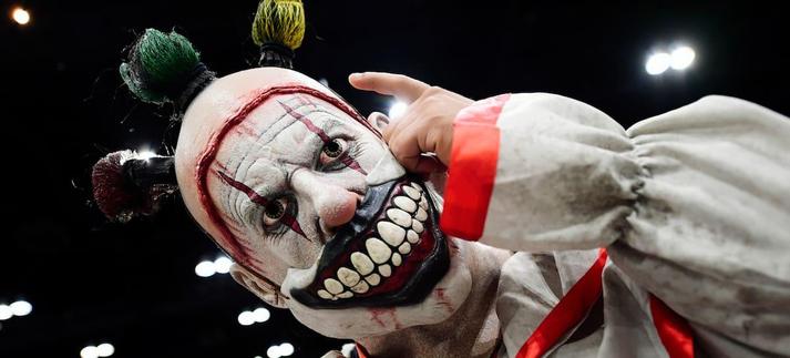 Un cosplayer disfrazado de Twisty, uno de los personajes insignia de la serie antológica 'American Horror Story' en la ComicCon de Los Ángeles. / Chelsea Guglielmino/Getty / Chelsea Guglielmino