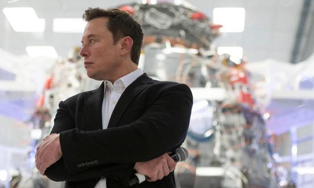 El magnate Elon Musk, en una imagen de archivo ante una Dragon de Space X. (Yichuan Cao/NurPhoto via Getty Images)