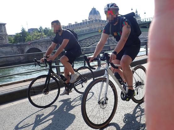 Deux cyclistes au parc des Rives de Seine