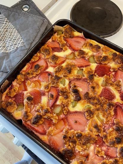 Makea piirakka jonka päällä on mansikkaa, raparperia ja kauramurua