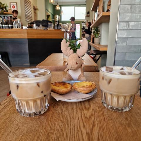 Coffee at Glücksbohne. Two iced cappuccino and two pastei de nata