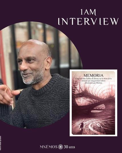 Photo promotionnelle de mon interview. Il y a moi-même sur la gauche. En haut à droite la mention "1AM interview". En bas à droite la couverture du recueil Memoria. En bas centré, la mention "Mnémos 30 ans"