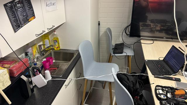 Pöydällä läppäri, RaspberryPi johtojen varassa pingotettu käytävän poikki…