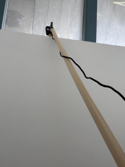 GPS-moduuli työnnetty muoviputkella kellarista ylös kohti ikkunaa.