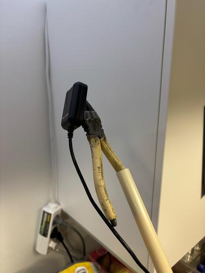 GPS-moduuli magneetilla kiinni muoviputken päähän työnnetyissä pihdeissä.