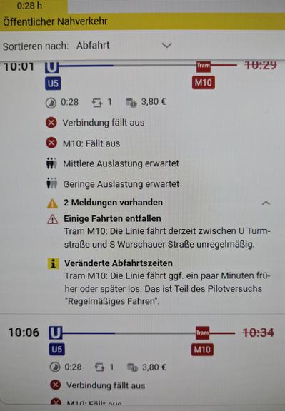 Fahrplanauskunft der BVG Berlin mit widersprüchlichen Hinweisen: "Die M10 fällt aus [...]Die Linie fährt derzeit unregelmäßig. [...] Das ist Teil des Pilotversuchs 'Regelmäßiges Fahren'.