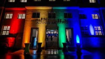 Das Alpine Museum in München in Regenbogenfarben angestrahlt 
https://de.m.wikipedia.org/wiki/Alpines_Museum_(M%C3%BCnchen)