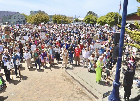 A crowd of approximately 2,000 people at Madaket Plaza in Eureka for a No Kings rally.