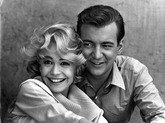 Sandra Dee y Bobby Darin sonriendo y abrazándose en una fotografía en blanco y negro.