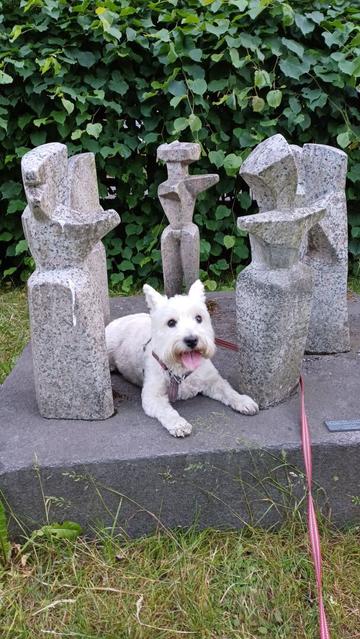 Maja in the middle of the statue