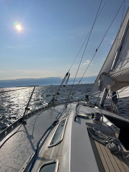 maestro 35 purjehtii aurinkoisella merellä
