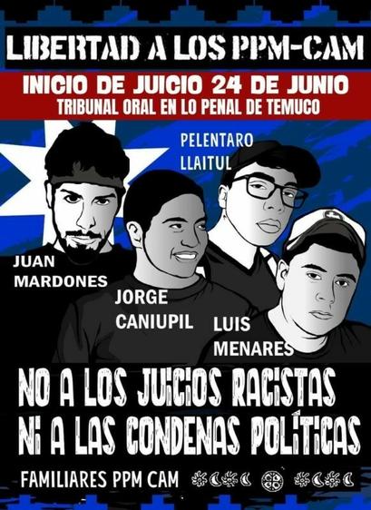 Afiche en tonos azules, blancos y negros con ilustraciones de cuatro jóvenes mapuche: Juan Mardones, Jorge Caniupil, Pelentaro Llaitul y Luis Menares. En la parte superior dice “Libertad a los PPM-CAM”. En una franja roja se anuncia “Inicio de juicio 24 de junio. Tribunal Oral en lo Penal de Temuco”. En la parte inferior se lee “No a los juicios racistas ni a las condenas políticas”. Firma: “Familiares PPM CAM”.