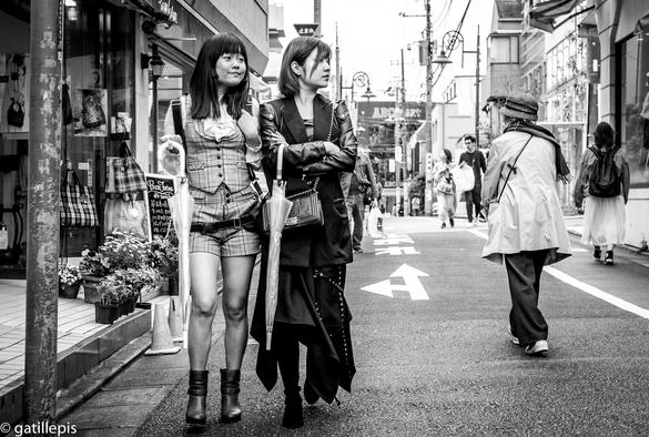 Dues dones passejant pels carrers de Setagaya (Tòquio)
