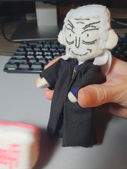 Washizu plush violently throws six man plush